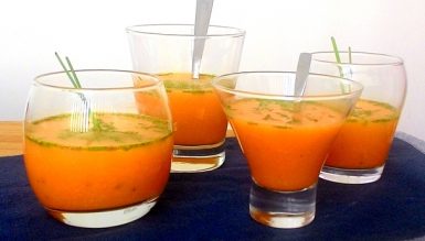 Sopinha fria de cenoura e tangerina no copo