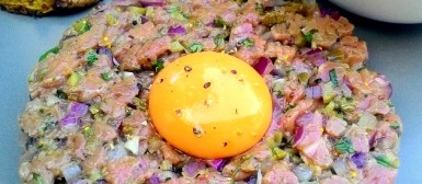 Steak tartare com batatas picantes