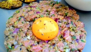 Steak tartare com batatas picantes
