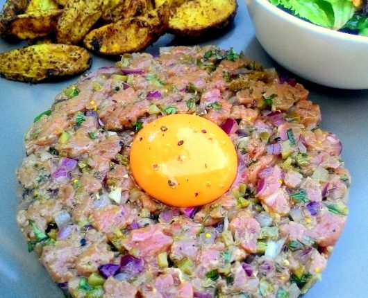 Steak tartare com batatas picantes