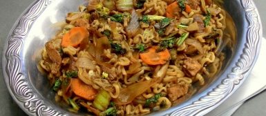 Sukiyaki com lamen (carne, legumes e macarrão japonês com molho)