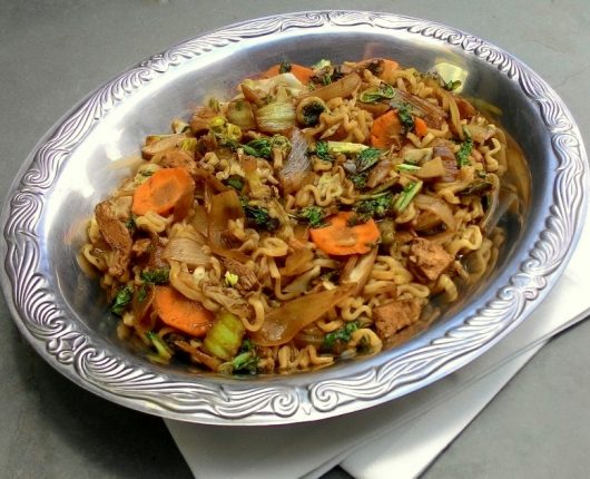 Sukiyaki com lamen (carne, legumes e macarrão japonês com molho)