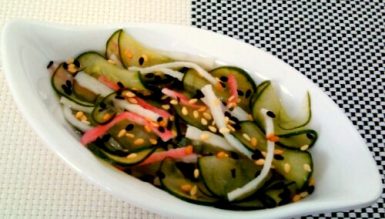 Sunomono (saladinha oriental agridoce de pepino e kani kama)