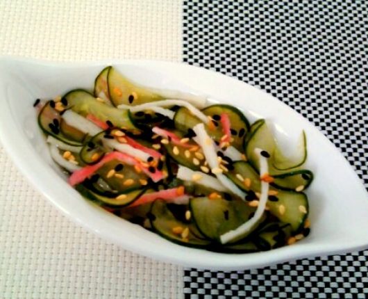 Sunomono (saladinha oriental agridoce de pepino e kani kama)