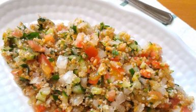 Tabule (salada de trigo com pepino, tomate, cebola e ervas)