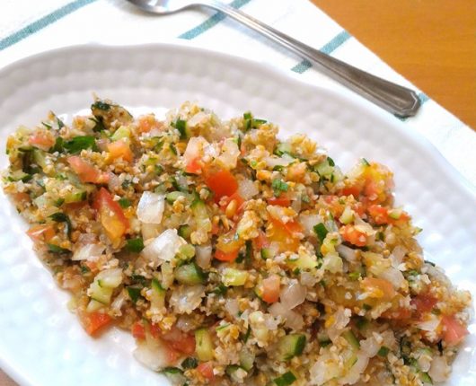 Tabule (salada de trigo com pepino, tomate, cebola e ervas)