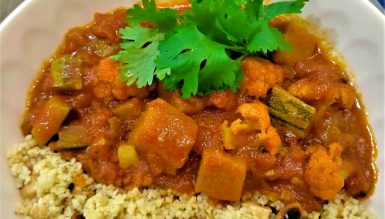Tagine de legumes e cuscuz marroquino com castanhas