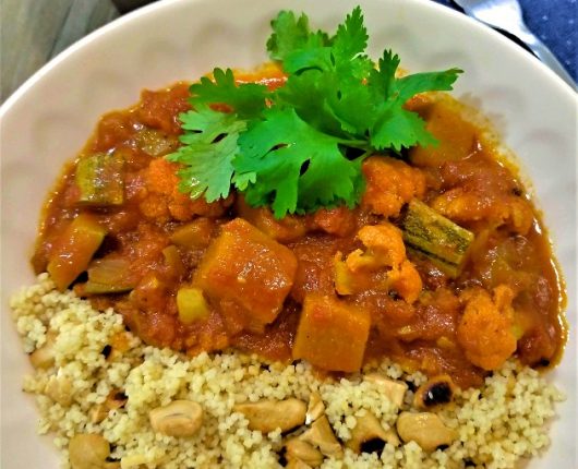 Tagine de legumes e cuscuz marroquino com castanhas