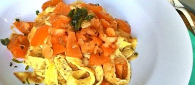 Talharim de ovos com tomatinhos temperados