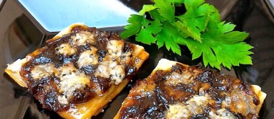 Tarteletes de cebola caramelizada e queijo