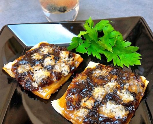 Tarteletes de cebola caramelizada e queijo