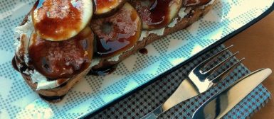Tartine de figos com queijo cremoso e balsâmico