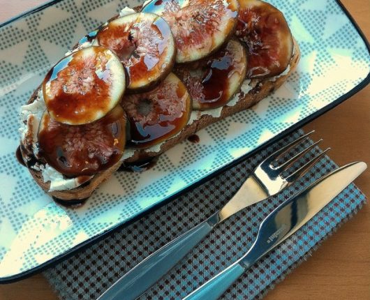 Tartine de figos com queijo cremoso e balsâmico