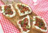 Tartine de chèvre com relish de tomate