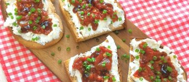 Tartine de chèvre com relish de tomate