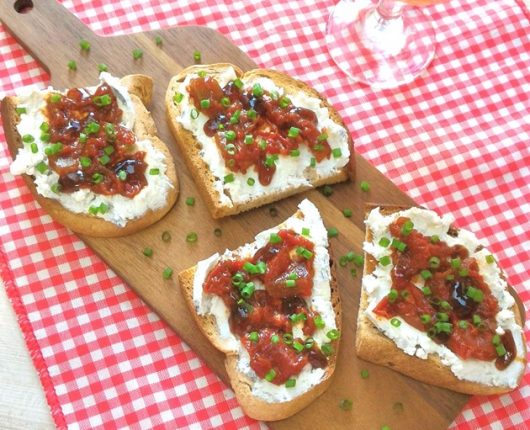 Tartine de chèvre com relish de tomate