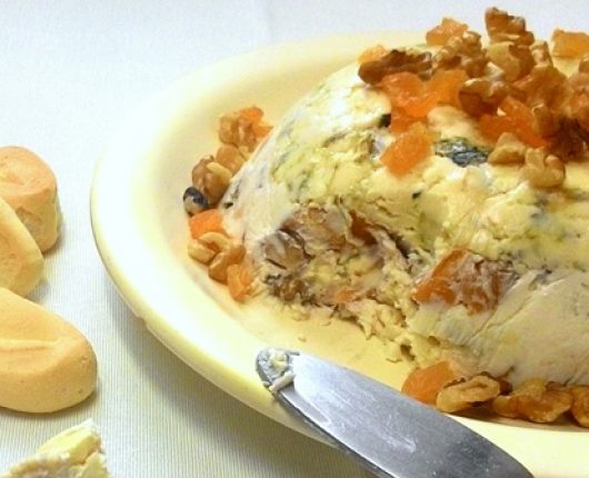 Terrine de gorgonzola com nozes e damasco