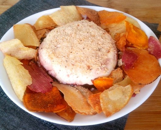 Terrine de jabuticaba e cream cheese com castanhas e chips crocantes