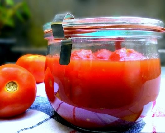 Como fazer tomates pelados em casa