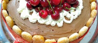 Torta charlotte de chocolate e doce de leite