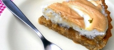 Torta de banana com doce de leite e suspiro (sem glúten)