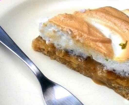 Torta de banana com doce de leite e suspiro (sem glúten)