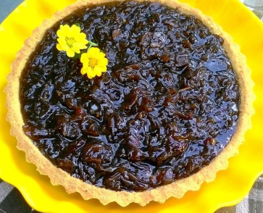 Torta de cebolas caramelizadas com base de grão de bico (calorias reduzidas, sem glúten)