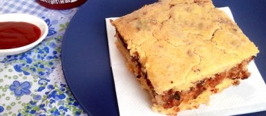 Torta de fubá com linguiça moída (sem glúten)