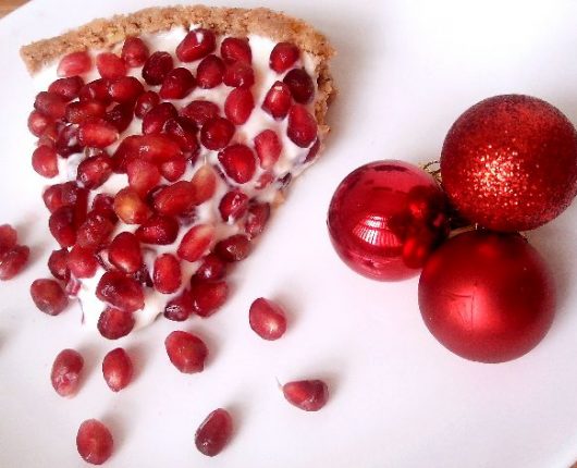 Torta gelada de iogurte com gengibre e romã (calorias reduzidas)