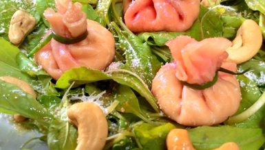 Trouxinhas de carpaccio com creme de ricota e alcaparras