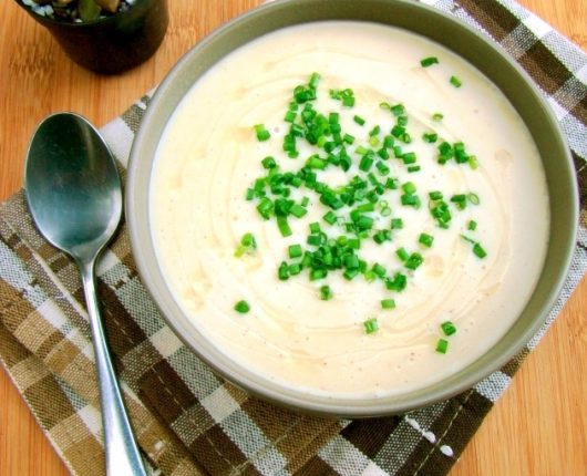 Sopa creme de batatas com alho poró (Vichyssoise — quente ou fria)