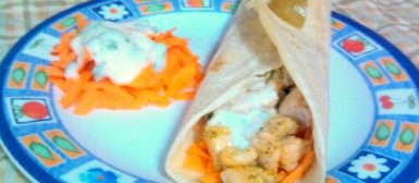 Wrap de frango com molho de iogurte e hortelã