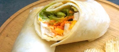 Wrap de frango com cenoura, alface, milho e molho de mostarda