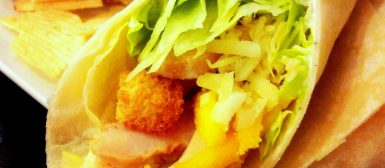 Wrap de frango com manga e molho caesar light