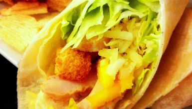 Wrap de frango com manga e molho caesar light