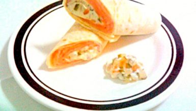 Wrap de salmão defumado com molho tártaro de cream cheese e wasabi