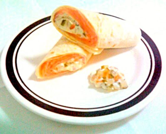 Wrap de salmão defumado com molho tártaro de cream cheese e wasabi