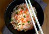 Arroz chop suey ou Yakimeshi (com ovo, presunto, cenoura e camarão)