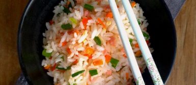 Arroz chop suey ou Yakimeshi (com ovo, presunto, cenoura e camarão)