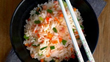 Arroz chop suey ou Yakimeshi (com ovo, presunto, cenoura e camarão)