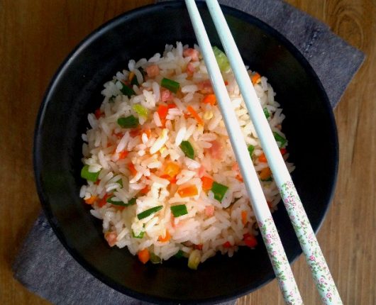 Arroz chop suey ou Yakimeshi (com ovo, presunto, cenoura e camarão)