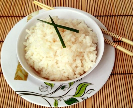 Como fazer e temperar arroz japonês para sushi (shari ou gohan com molho sú)