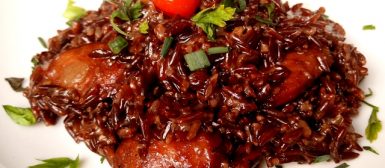 Arroz vermelho com linguiça caramelizada no balsâmico