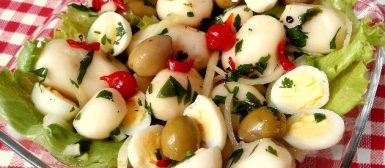 Batatinhas a vinagrete com ovos de codorna, pimenta biquinho e azeitonas