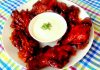 Buffalo chicken wings (asinhas e coxinhas de frango empanadas com molho picante)
