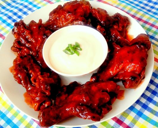 Buffalo chicken wings (asinhas e coxinhas de frango empanadas com molho picante)