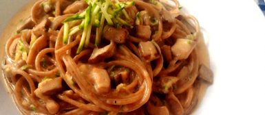 Espaguete integral com molho “à Carbonara” light (com ovo, creme de ricota, shitake e abobrinha)