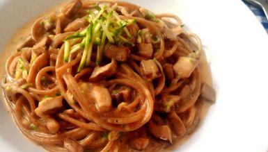 Espaguete integral com molho “à Carbonara” light (com ovo, creme de ricota, shitake e abobrinha)