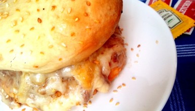 Cheeseburger de forno no pão de batata
