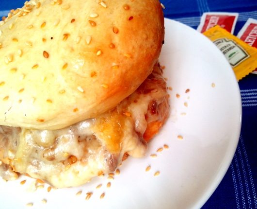 Cheeseburger de forno no pão de batata